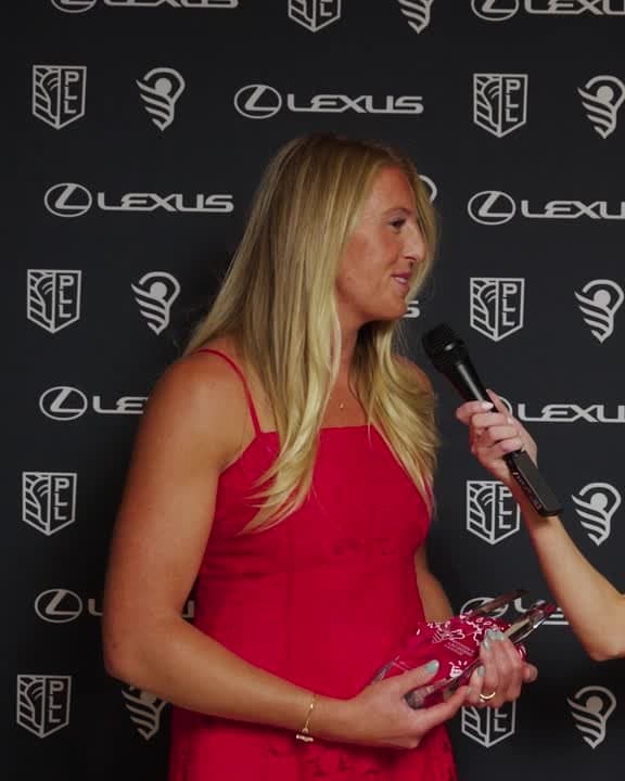 Ally Mastroianni meets with Noel after winning the WLL Humanitarian Award